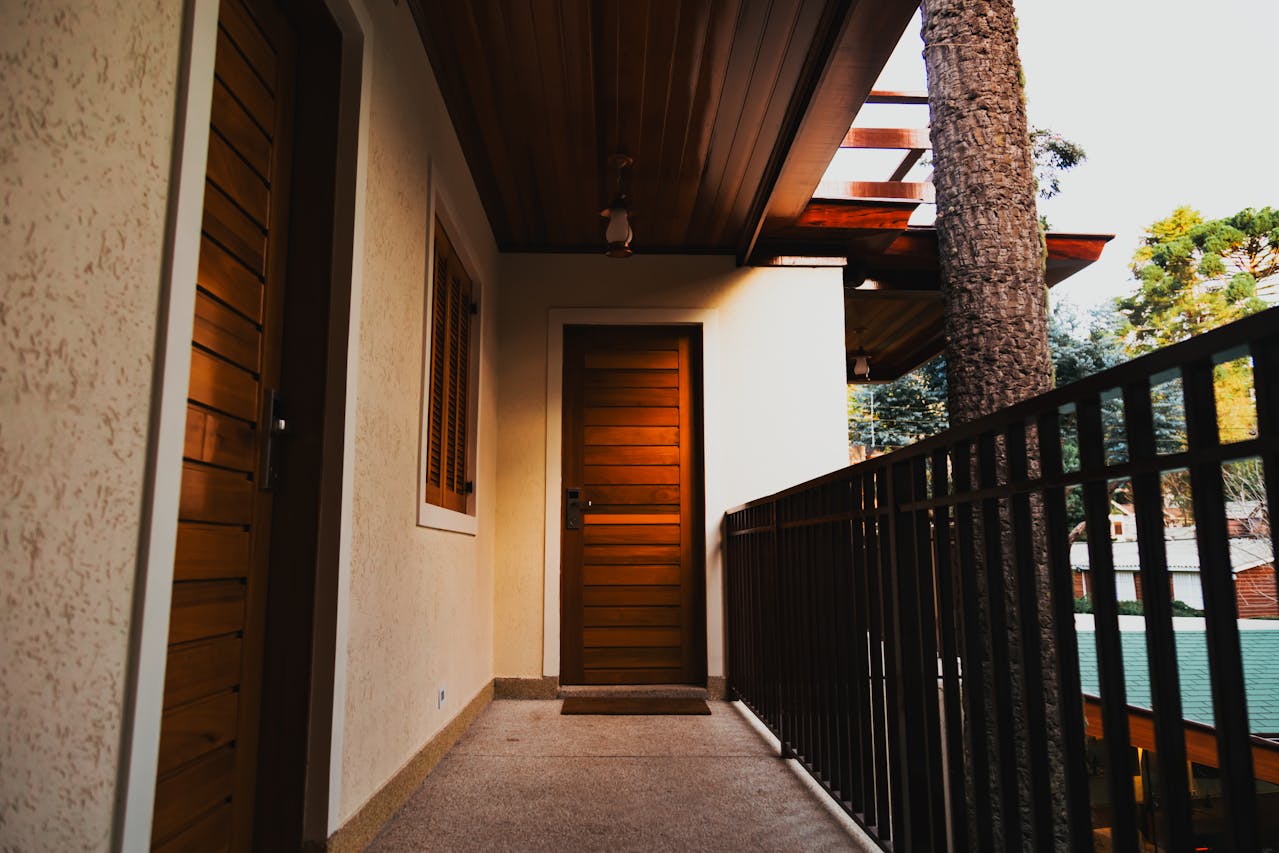 Verniciatura porte,<br />
finestre e legno